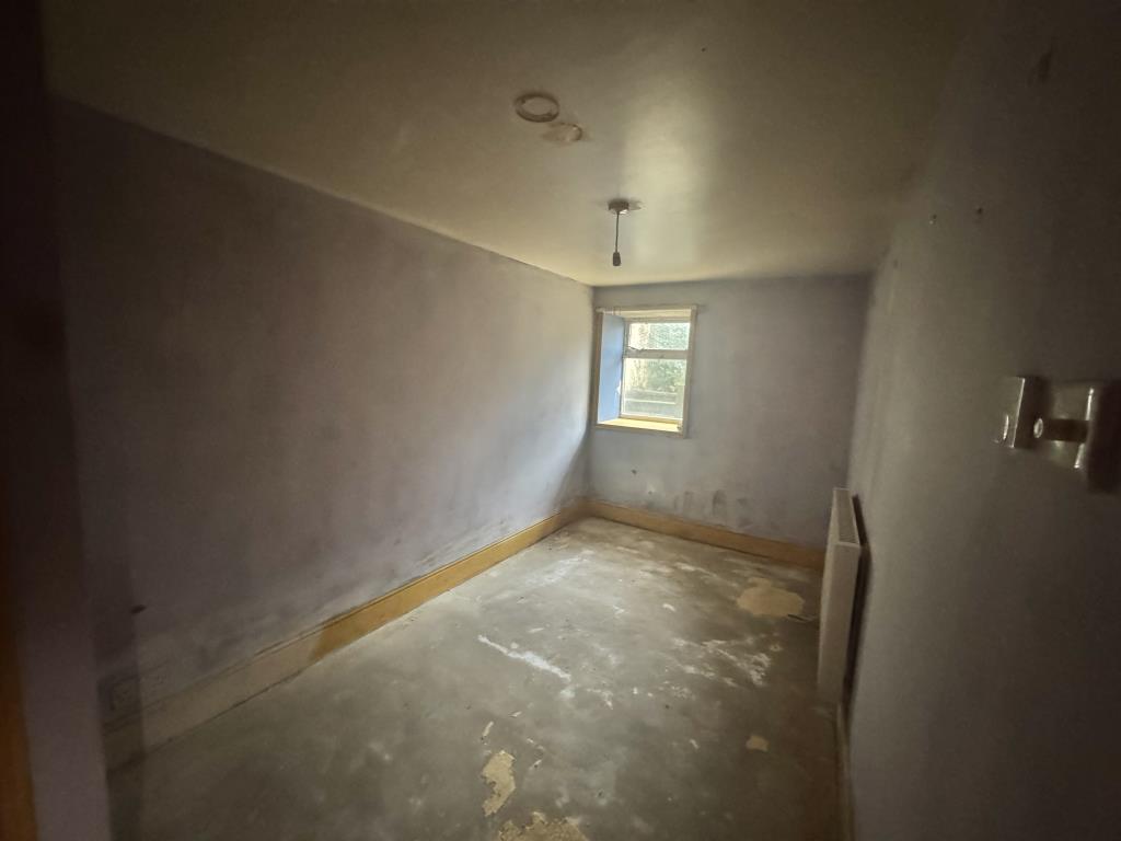 Lot: 104 - FLAT FOR IMPROVEMENT - Bedroom